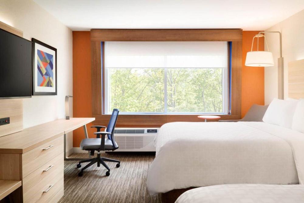 Standard Room with Two Queen Beds interior